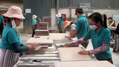 Sản xuất gỗ xuất khẩu sang thị trường Mỹ tại Công ty sản xuất đồ gỗ nội thất Minh Phát 2 - Mifaco (Bình Dương). Ảnh: Lê Sơn