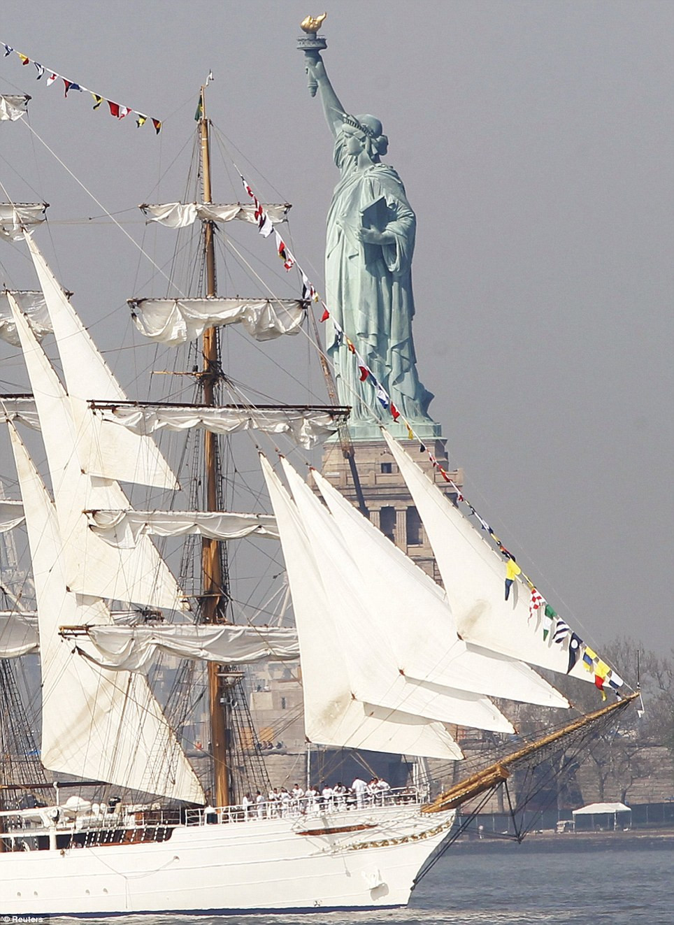  Tàu Cisne Branco, tàu hải quân Brazil, vượt qua tượng Nữ Thần Tự Do ở New York.