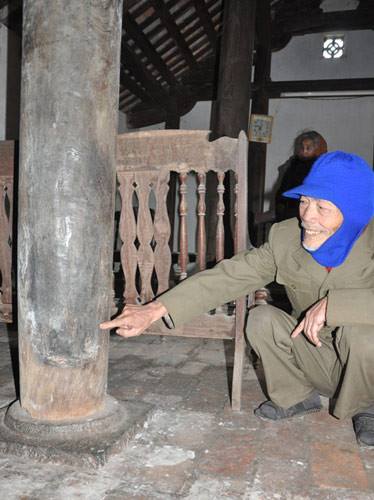 Cột lim chính giữa ngôi nhà từng bị thực dân Pháp bôi dầu đốt, nhưng được cụ Huấn và một người bạn dập tắt kịp thời. Cột lim chính giữa ngôi nhà từng bị thực dân Pháp bôi dầu đốt, nhưng được cụ Huấn và một người bạn dập tắt kịp thời