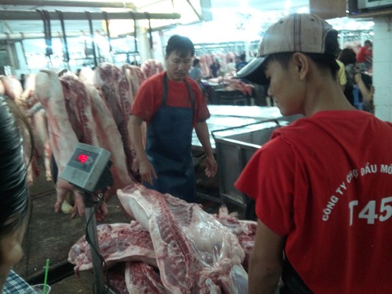 Đồng thuận về giá, heo được đưa xuống khỏi giá và đưa lên cân