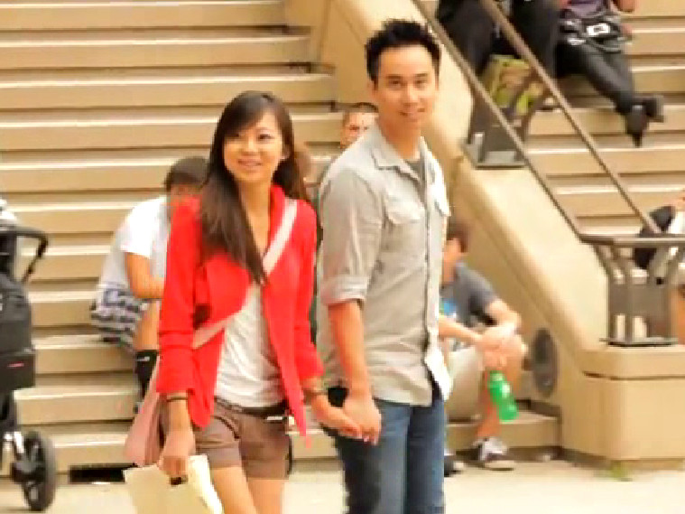 Cô gái vô cùng ngạc nhiên trước sự có mặt đông đảo của mọi người