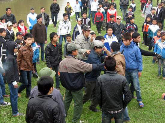 Đánh nhau ở chợ Chuộng (Thanh Hóa): Đánh thật hay đánh chơi? Ảnh: TTVH