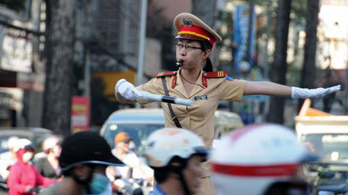 Nữ cảnh sát Nguyễn Thị Hằng làm nhiệm vụ ở chốt giao thông - Ảnh: M.Đức