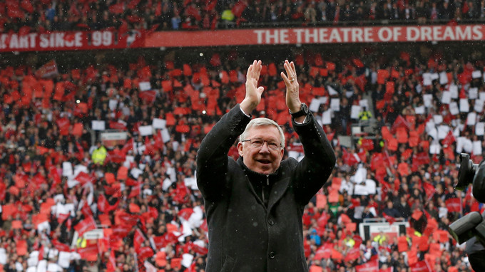 Sir Alex Ferguson vỗ tay chào người hâm mộ trước khi trận đấu diễn ra - Ảnh: Reuters