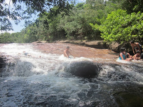 Cũng có khi nước đổ ầm ầm tạo nên bọt trắng xóa 