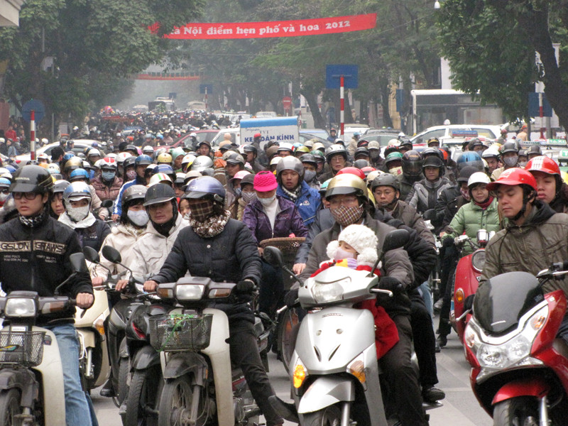 Từ 8h sáng, lượng người đổ về khu vực Hồ Gươm đã đông nghịt