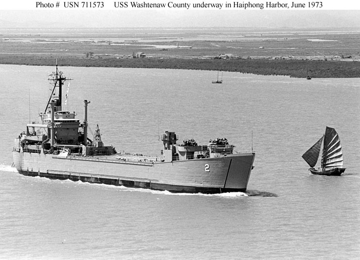 Tàu đổ bộ Washtenaw County (LST-1166) Mỹ trên đường vào cảng Hải Phòng