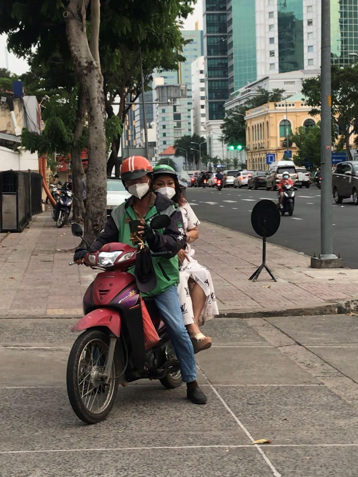 Siu Black giản dị đi xe ôm đến sân khấu biểu diễn. Siu Black giản dị đi xe ôm đến sân khấu biểu diễn.