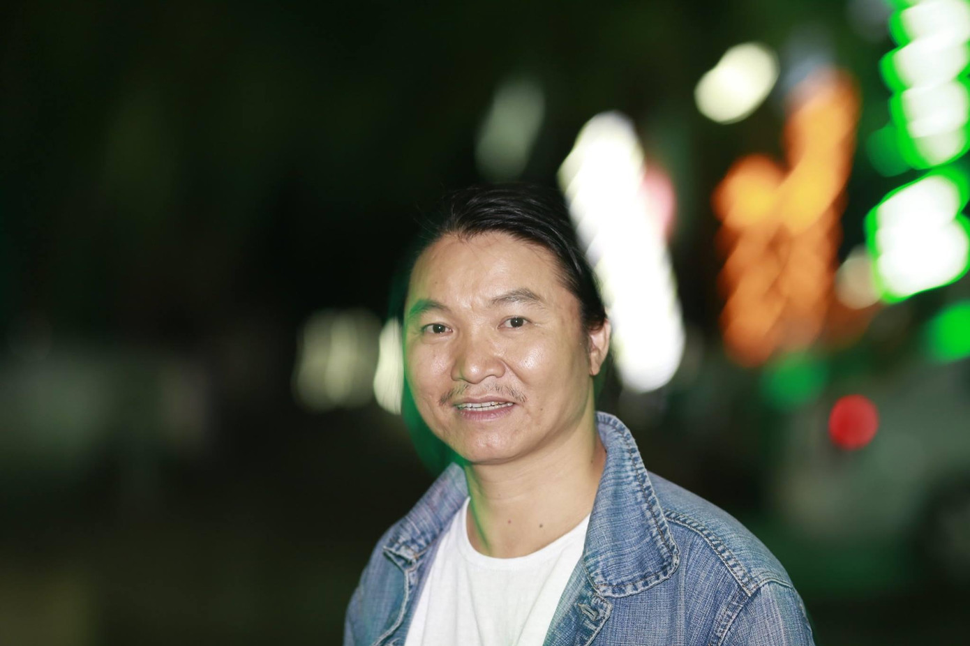 Ngoài đời anh được bạn bè nhận xét là hiền khô. Ngoài đời anh được bạn bè nhận xét là hiền khô.