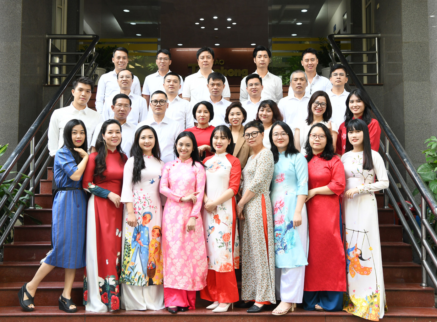 Tập thể cán bộ, phóng viên Khối Truyền thông điện tử hôm nay. Ảnh: Như Ý