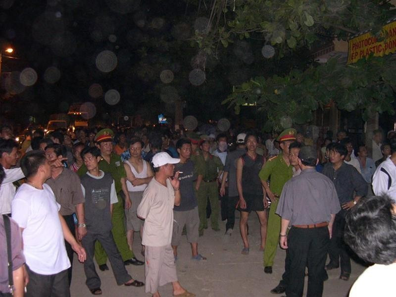 Các game thủ bỏ chơi game, theo dõi diễn biến vụ giải cứu con tin ở Hà Đông ngày 11/5/2005 được tường thuật trực tiếp trên TPO. Ảnh tư liệu.