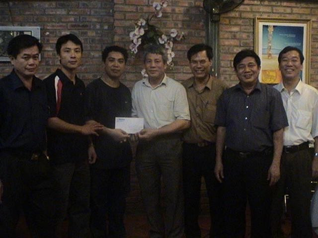 Đại diện báo Tiền Phong trao tặng nóng cho cán bộ chiến sỹ giải cứu con tin ở Hà Đông. Đại tá Tô Thường (áo trắng, Giám đốc Công an tỉnh Hà Tây thời điểm đó) thay mặt các cán bộ, chiến sỹ nhận quà của Báo Tiền Phong. Ảnh tư liệu.