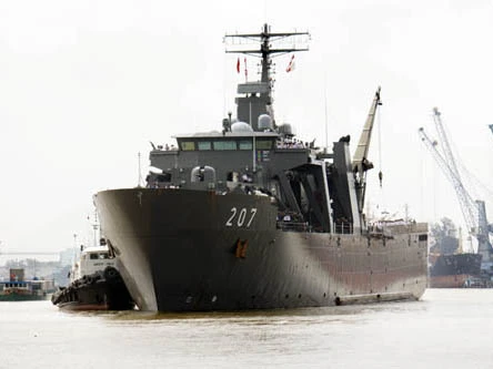 Tàu RSS Endurance 207 đang tiến vào cảng TP Hồ Chí Minh