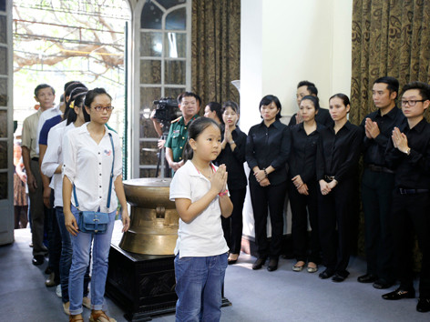 Cháu bé đi cùng với chị gái đến chắp tay thắp hương đại tướng