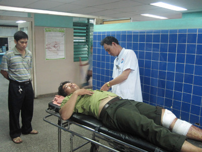 Kiểm lâm viên Hoàng Văn Quế được cấp cứu tại BV Việt Nam- Cu Ba, Quảng Bình