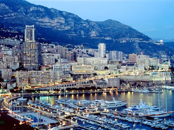 Thời tiết dễ chịu khiến Monaco trở thành điểm du lịch hấp dẫn du khách