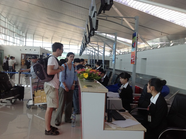 Khách quốc tế làm thủ tục bay
