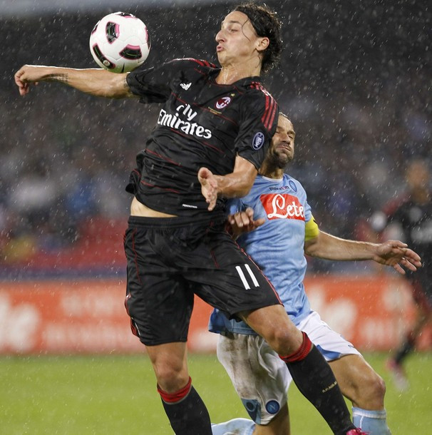 Ibra lập công với pha đánh đầu sở trường. Ibra lập công với pha đánh đầu sở trường