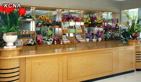 Khu Tổ hợp Căn hộ Phố Changjon dự kiến khánh thành vào dịp tháng 4/2012 nhân dịp kỷ niệm 100 năm ngày sinh của cố chủ tịch khai quốc Kim Nhật Thành. Tuy nhiên, kế hoạch này được lùi lại sau khi cố chủ tịch Kim Jong-il qua đời hồi tháng 12/2011. Ảnh: KCNA Khu Tổ hợp Căn hộ Phố Changjon dự kiến khánh thành vào dịp tháng 4/2012 nhân dịp kỷ niệm 100 năm ngày sinh của cố chủ tịch khai quốc Kim Nhật Thành. Tuy nhiên, kế hoạch này được lùi lại sau khi cố chủ tịch Kim Jong-il qua đời hồi tháng 12/2011