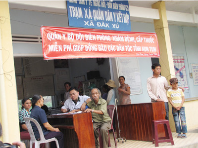 Bác sĩ quân hàm xanh khám bệnh cho dân xã Đăk Xú. Bác sĩ quân hàm xanh khám bệnh cho dân xã Đăk Xú