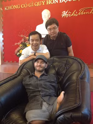 Nick Vujnic ở khách sạn