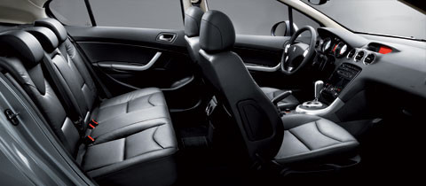 Không gian nội thất rộng rãi, tiện nghi với ghế da, vô lăng điều chỉnh 4 hướng, hàng ghế sau gập 60/40 và tựa đầu điều chỉnh độ cao,… 