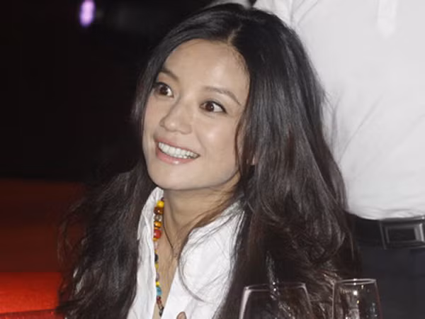 Triệu Vy trông khá mệt mỏi dù cô đã cố gắng mỉm cười và trả lời những câu hỏi của phóng viên. Người đẹp liên tục ho trong buổi họp báo dù đã cố gắng kiềm chế. Triệu Vy trông khá mệt mỏi dù cô đã cố gắng mỉm cười và trả lời những câu hỏi của phóng viên. Người đẹp liên tục ho trong buổi họp báo dù đã cố gắng kiềm chế