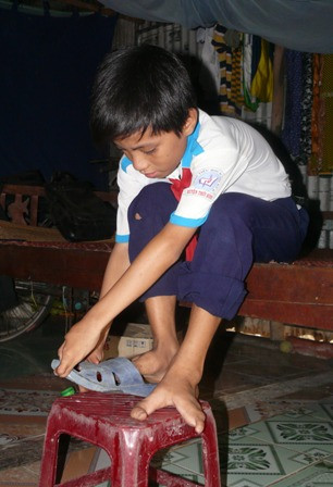 Bàn chân của Thạch Hoàng chẻ ra như cái ná bắn chim.