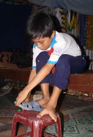 Bàn chân của Thạch Hoàng chẻ ra như cái ná bắn chim.
