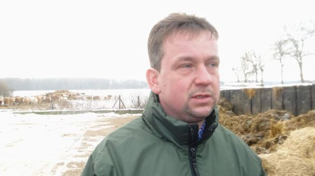 Ông chủ Frank Prochnow, phía sau là đàn bò chăn thả theo phương pháp hữu cơ đang lũ lượt về chuồng