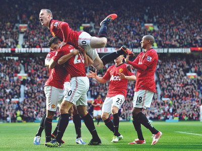 Đồng đội ăn mừng, còn Van Persie kiềm chế. Ảnh: ESPN