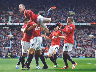 Đồng đội ăn mừng, còn Van Persie kiềm chế. Ảnh: ESPN