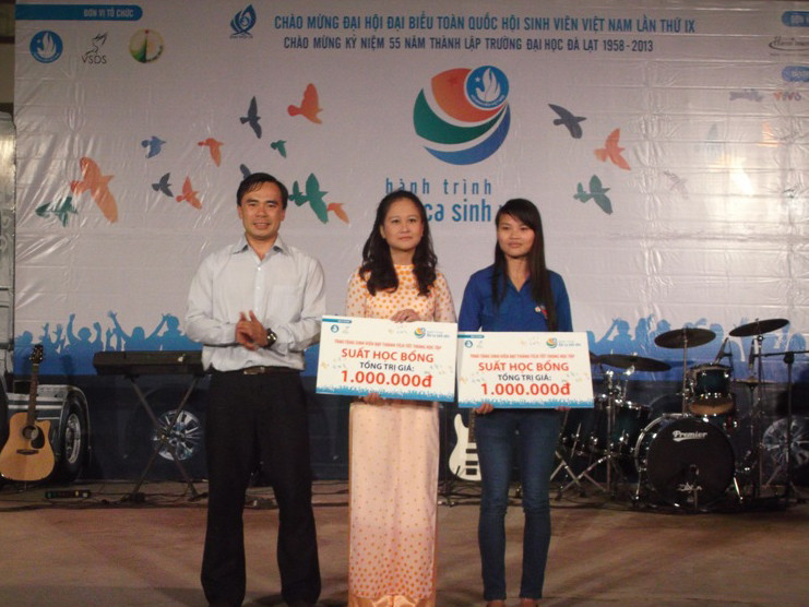 Anh Phan Bửu Tú - chủ tịch Hội SV Đà Lạt trao tặng cho sinh viên nghèo vượt khó