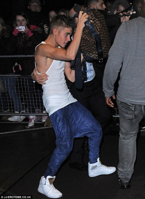 Gần đây, Justin thường xuyên không kiềm chế được hành động lẫn cảm xúc