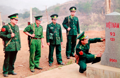 Bên cột mốc biên cương. Bên cột mốc biên cương