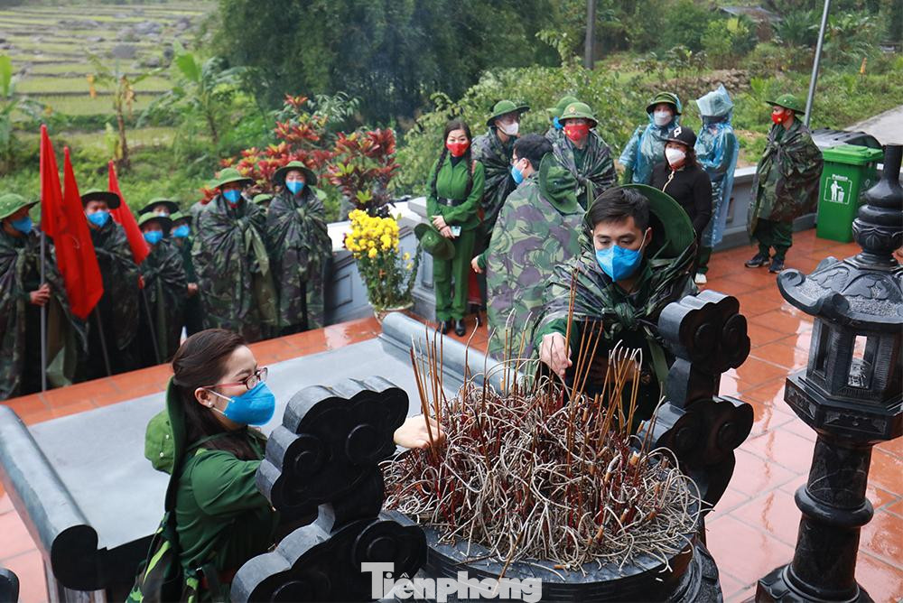 Dâng hương, dâng hoa tri ân những anh hùng đã ngã xuống trên mặt trận biên giới