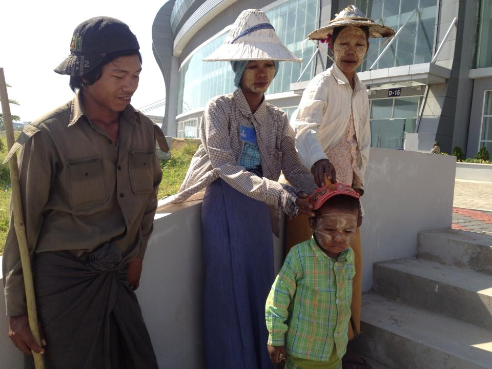 Các CN ở Zayar thiri làm việc giữa trưa nắng để hoàn tất công tác chuẩn bị