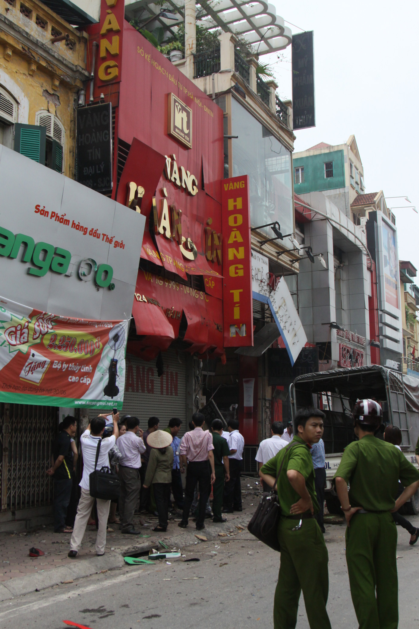 Mặt tiền của 2 ngồi nhà bị hư hỏng nặng