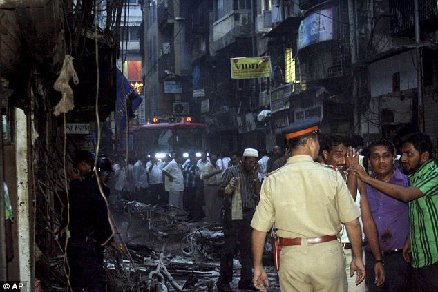 Hiện trường sau vụ nổ bom tấn công đầu tiên tại một cửa hàng bán đồ trang sức ở Zaveri Baza