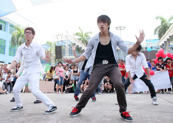 Các chàng trai nhảy theo phong cách nhóm Super Junior