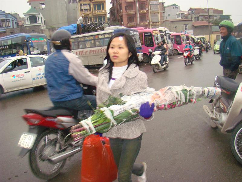 Về quê không quên mua hoa tươi từ Hà Nội