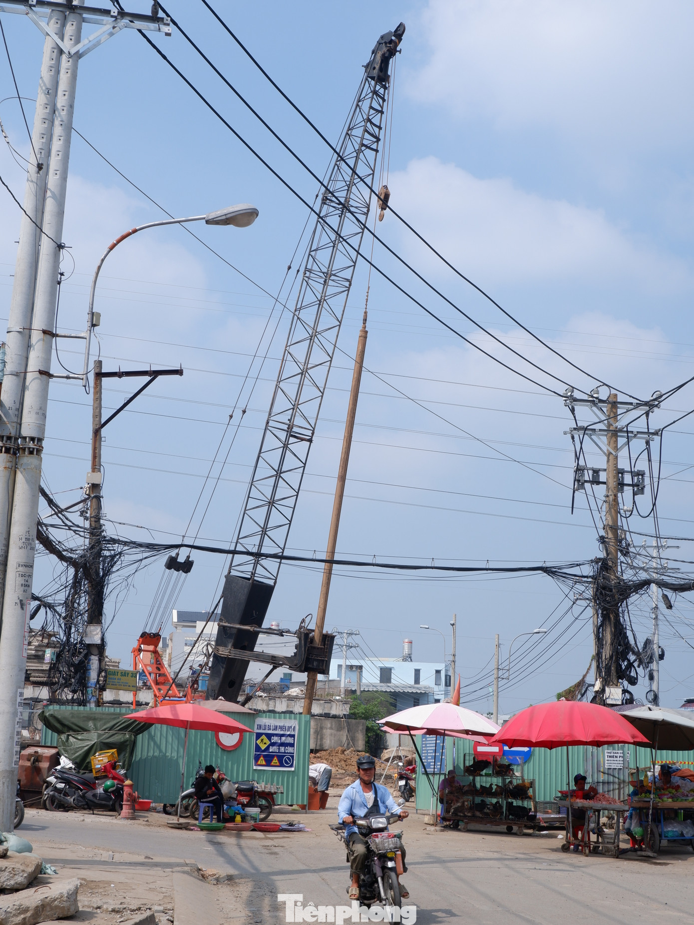 Sau khi hoàn thành, cầu Bà Hom mới sẽ nối giao thông TPHCM với tỉnh Long An qua tỉnh lộ 10, giúp giảm tình trạng ùn ứ, kẹt xe ở khu vực. Sau khi hoàn thành, cầu Bà Hom mới sẽ nối giao thông TPHCM với tỉnh Long An qua tỉnh lộ 10, giúp giảm tình trạng ùn ứ, kẹt xe ở khu vực.