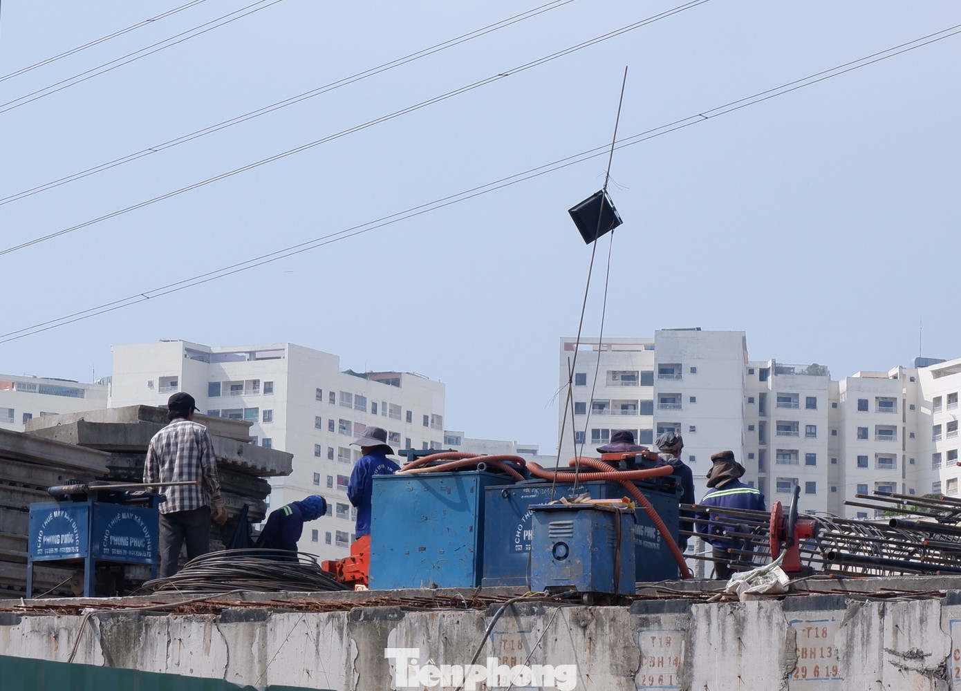 Theo ghi nhận của PV, hiện trên phạm vi công trường các công nhân đang tất bật triển khai công việc. Theo ghi nhận của PV, hiện trên phạm vi công trường các công nhân đang tất bật triển khai công việc.
