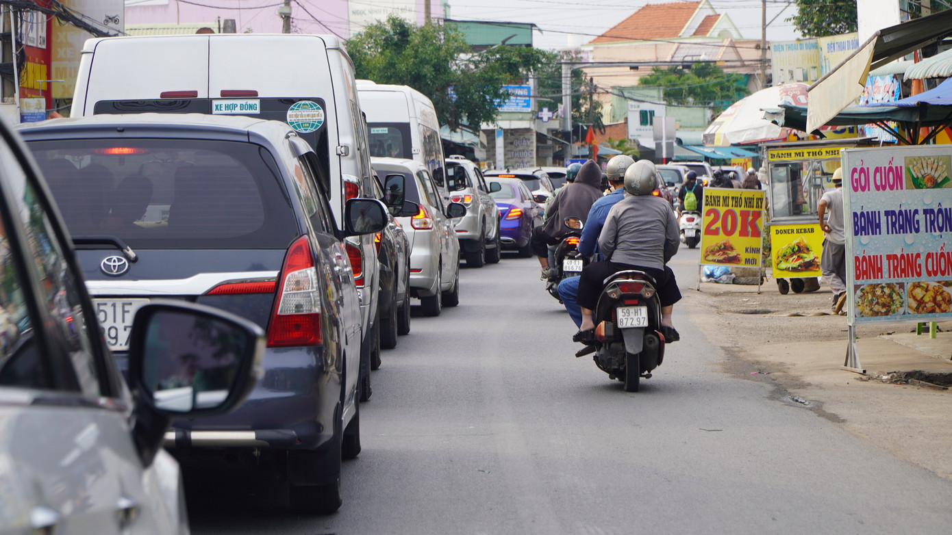 Dòng ôtô phải xếp hàng dài hơn 800 m trong chiều 1/1 để chờ đến lượt lên phà Cát Lái về lại TPHCM.