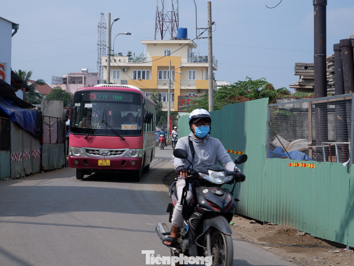 Cầu Ba Hom trên đường tỉnh lộ 10, nằm gần khu công nghiệp Tân Tạo nên lưu lượng phương tiện lưu thông mỗi ngày tương đối lớn. Cầu Ba Hom trên đường tỉnh lộ 10, nằm gần khu công nghiệp Tân Tạo nên lưu lượng phương tiện lưu thông mỗi ngày tương đối lớn.
