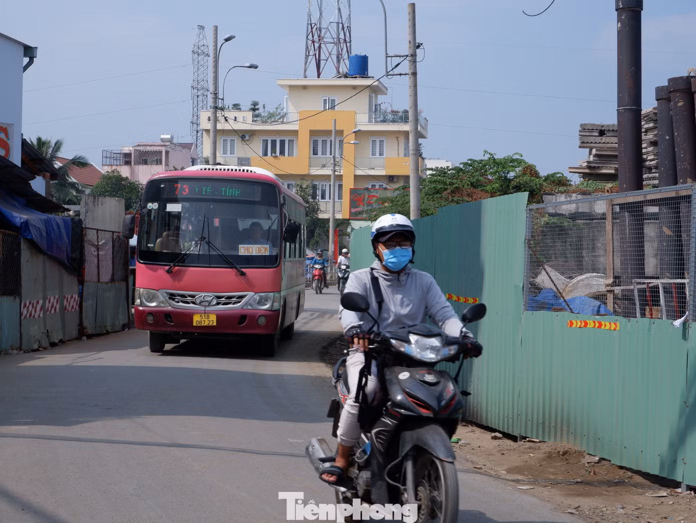 Cầu Ba Hom trên đường tỉnh lộ 10, nằm gần khu công nghiệp Tân Tạo nên lưu lượng phương tiện lưu thông mỗi ngày tương đối lớn. Cầu Ba Hom trên đường tỉnh lộ 10, nằm gần khu công nghiệp Tân Tạo nên lưu lượng phương tiện lưu thông mỗi ngày tương đối lớn.