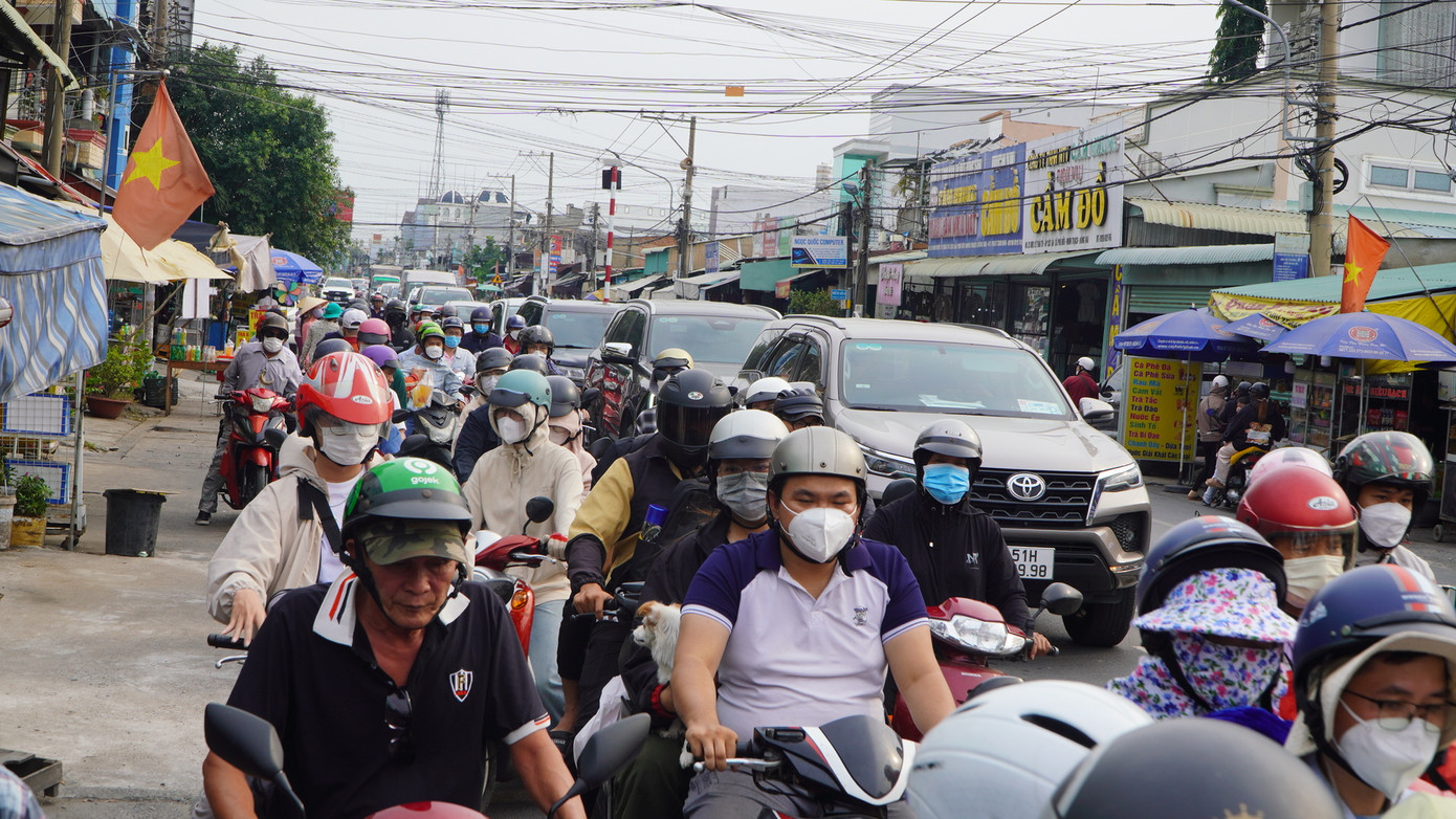 Chiều 1/1, ngày cuối của kỳ nghỉ Tết Dương lịch 2024, người dân bắt đầu quay trở lại TPHCM để học tập và làm việc.