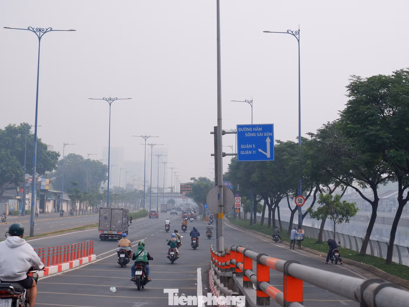 Theo ứng dụng quan trắc không khí Air Visual (thuộc Tổ chức IQAir sở hữu lượng dữ liệu tổng hợp rất lớn về chất lượng không khí, có trụ sở chính tại Thụy Sỹ), nhiều khu vực tại TPHCM có điểm đo chất lượng không khí có hại cho sức khỏe.