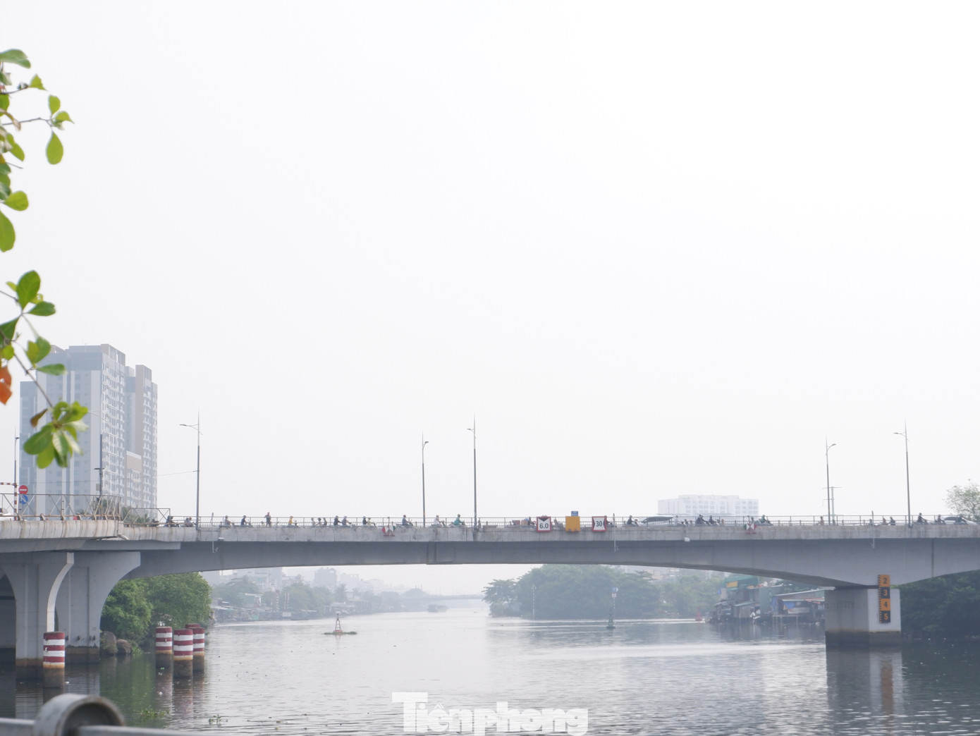 “Nồng độ PM2.5 tại TPHCM hiện cao gấp 16.2 lần giá trị theo hướng dẫn về chất lượng không khí hàng năm của WHO”- ứng dụng Air Visual cho biết. Ảnh ghi nhận tại khu vực cầu Nguyễn Văn Cừ (quận 5).