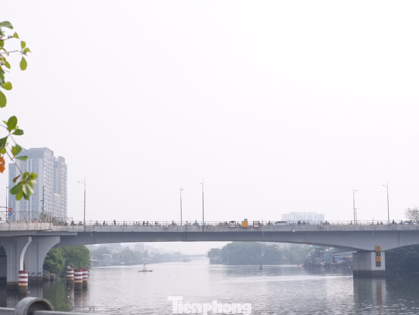 “Nồng độ PM2.5 tại TPHCM hiện cao gấp 16.2 lần giá trị theo hướng dẫn về chất lượng không khí hàng năm của WHO”- ứng dụng Air Visual cho biết. Ảnh ghi nhận tại khu vực cầu Nguyễn Văn Cừ (quận 5).